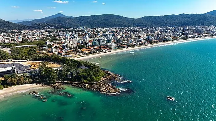 Vista aérea de enseada verde em Bombinhas