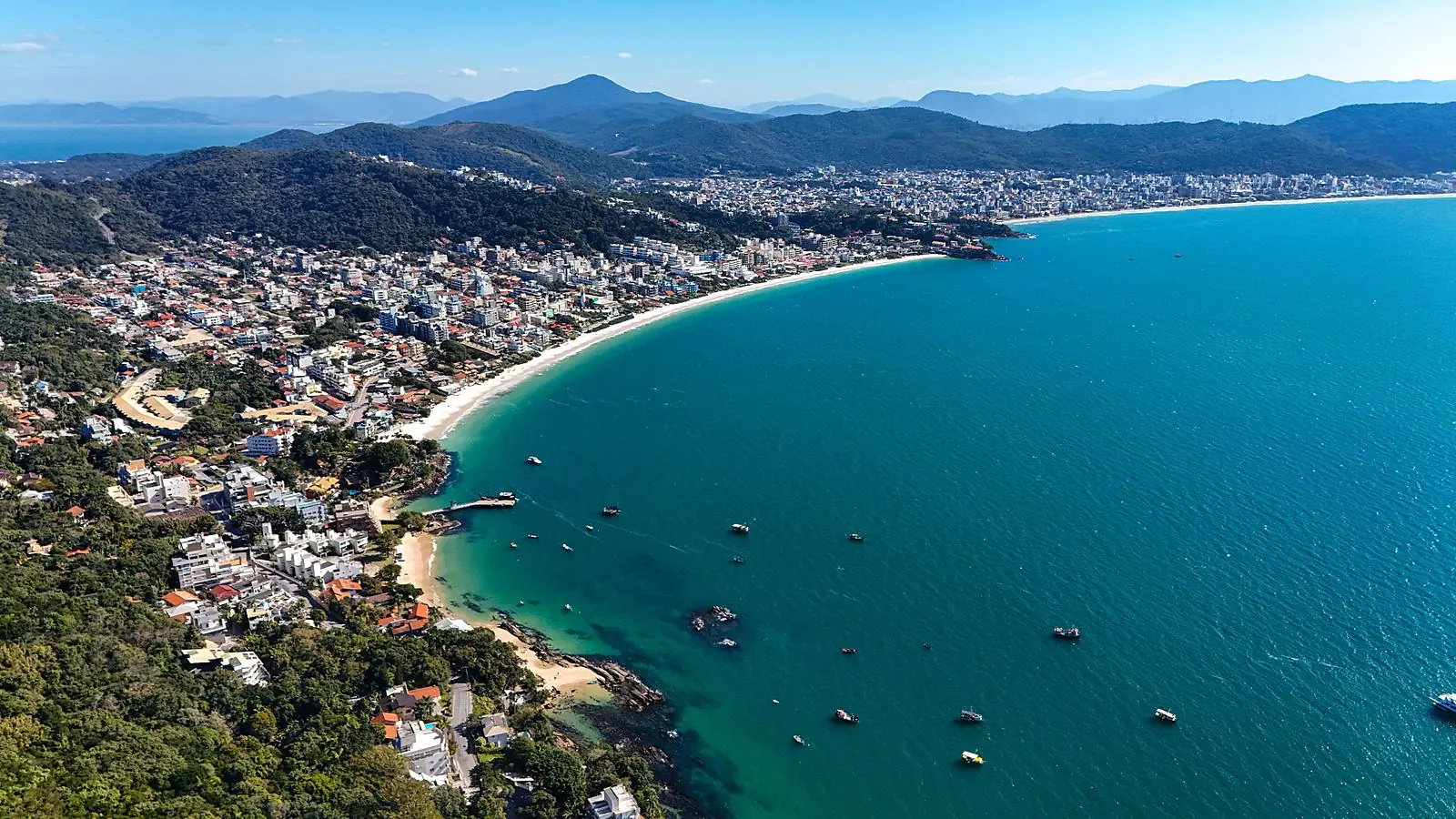 Vista aérea de Bombinhas, Santa Catarina, drone sobre a baía