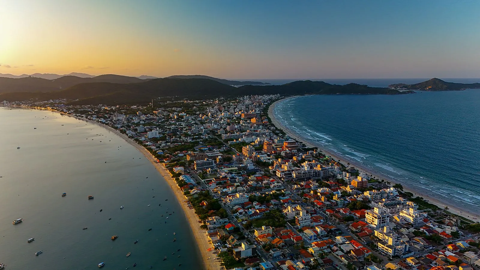 Pôr do sol sobre a baía de Bombinhas, Santa Catarina